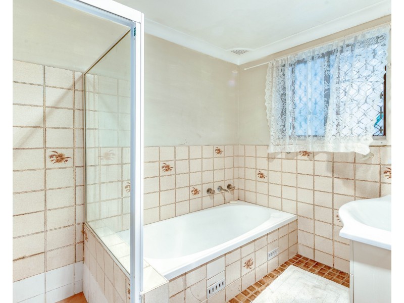 37 Lorenzo Crescent, Rosemeadow NSW 2560