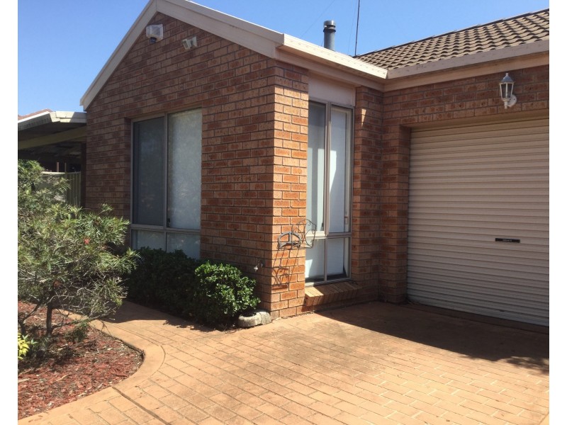 38 Larapinta Crescent, St Helens Park NSW 2560