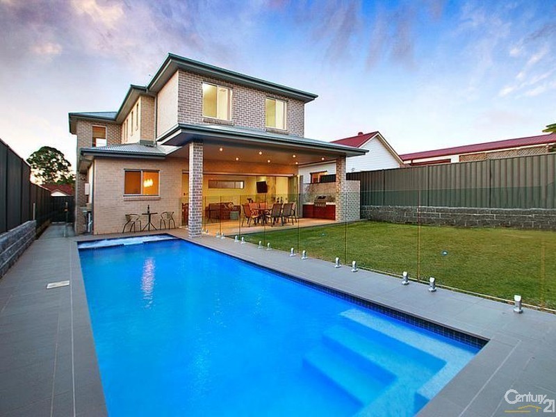 8 Bulli Road, Toongabbie NSW 2146