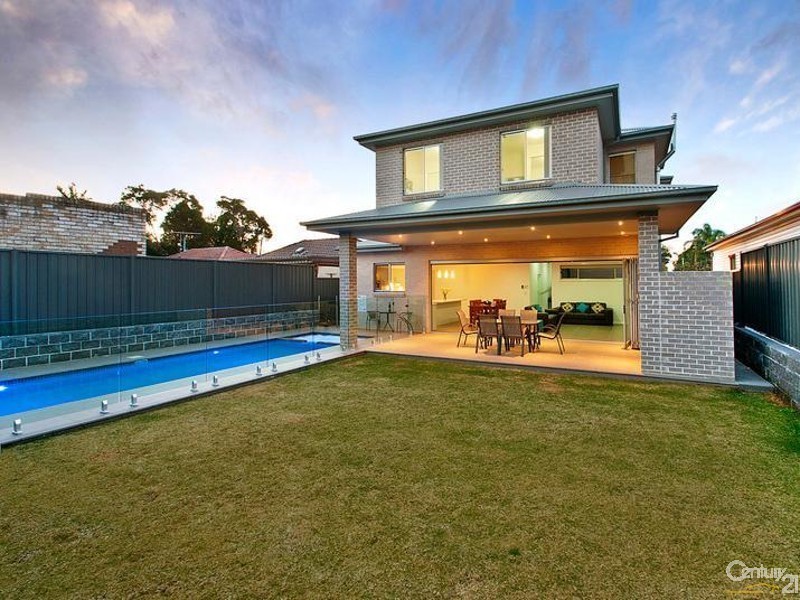 8 Bulli Road, Toongabbie NSW 2146