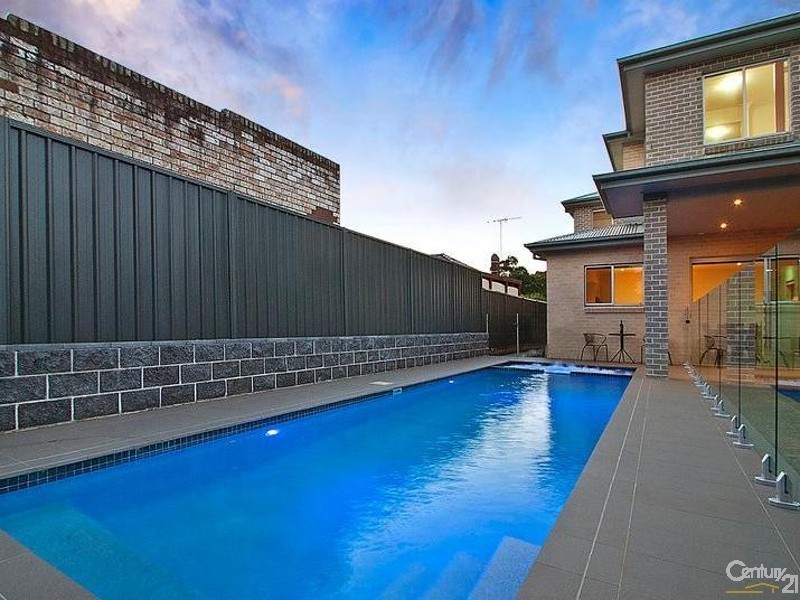8 Bulli Road, Toongabbie NSW 2146
