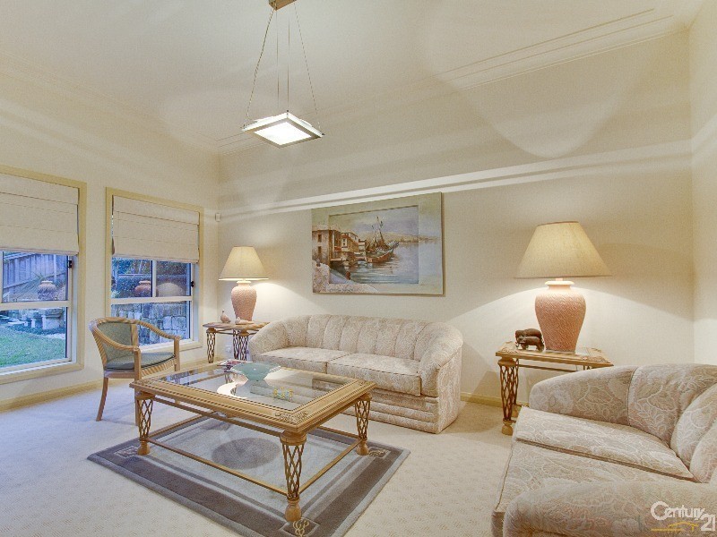 8 Government Farm Cres, Castle Hill NSW 2154