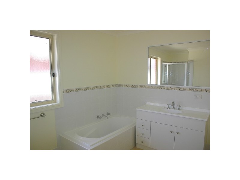 1/2 CONNINGDALE CRESCENT, Armidale NSW 2350
