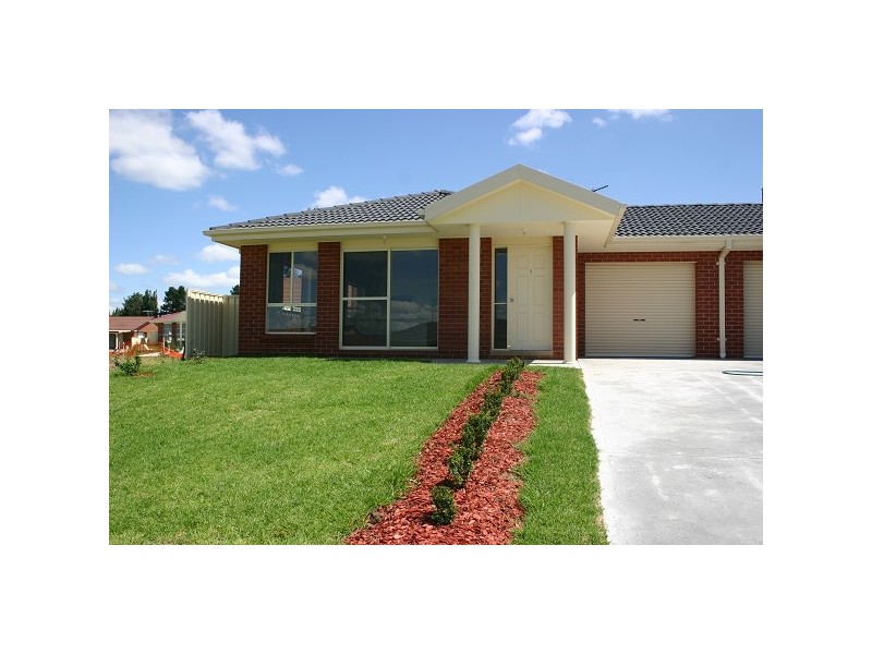 2/14 CONNINGDALE CRESCENT, Armidale NSW 2350