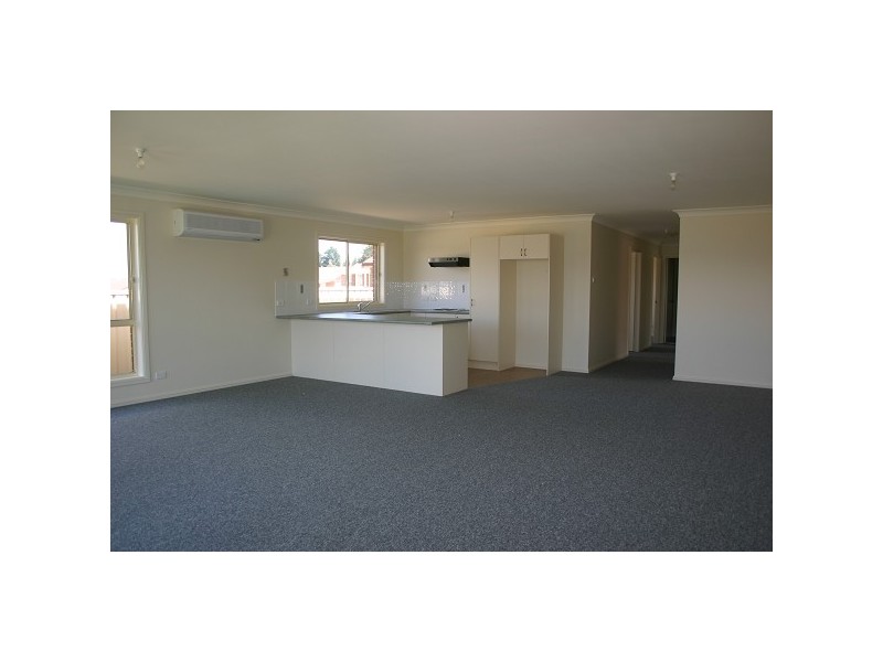 2/14 CONNINGDALE CRESCENT, Armidale NSW 2350