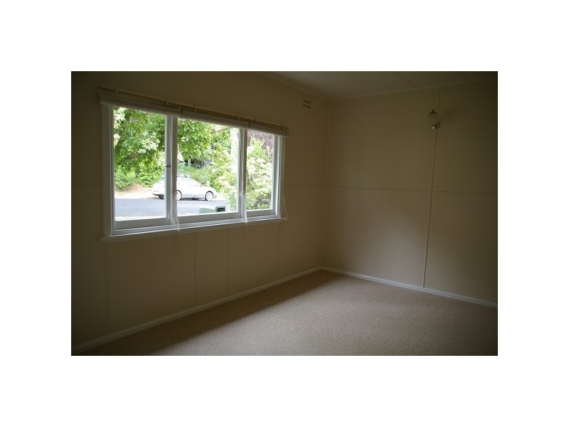 8 QUINN AVENUE, Armidale NSW 2350