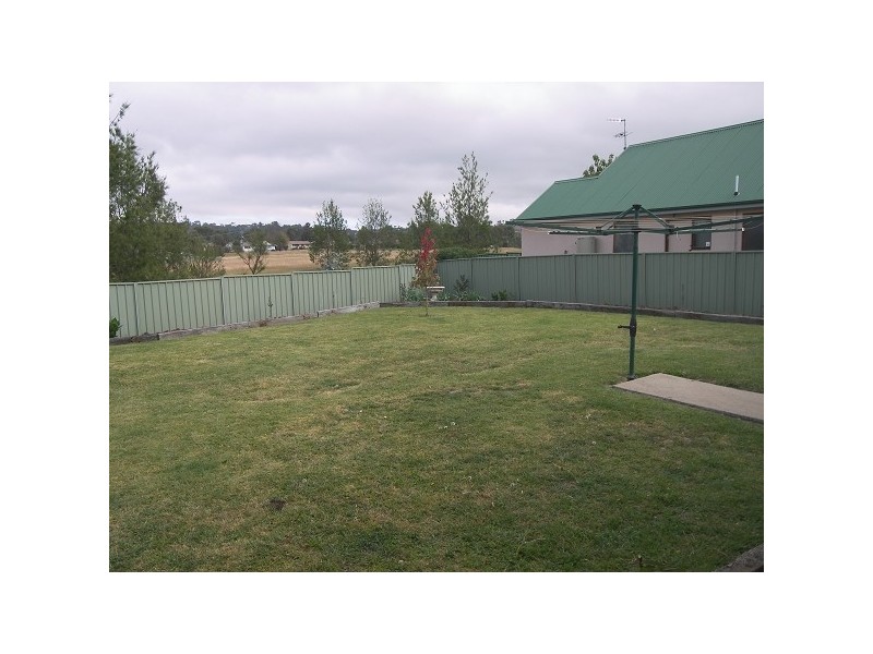 4 Eva Place, Armidale NSW 2350
