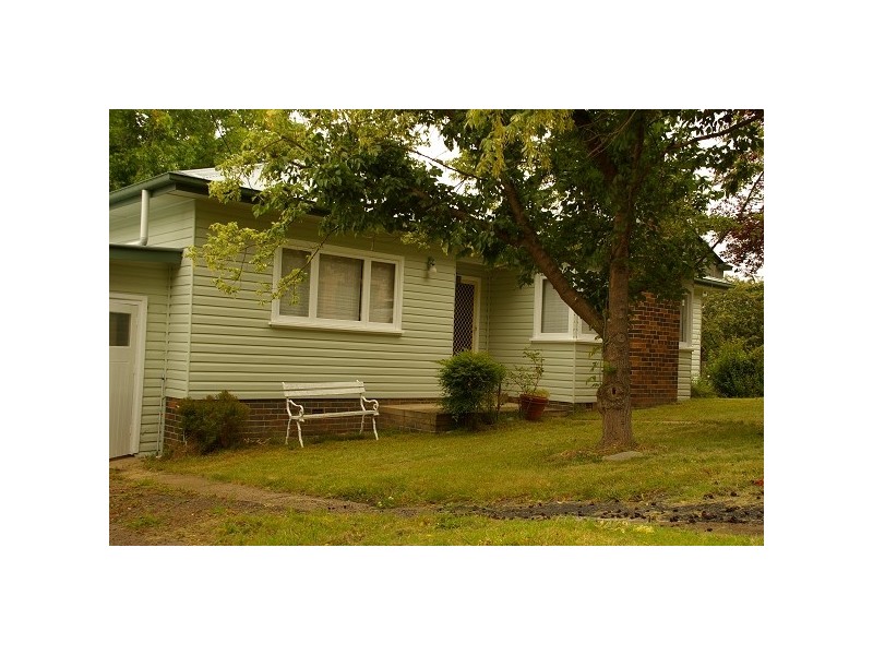 8 Quinn Ave, Armidale NSW 2350