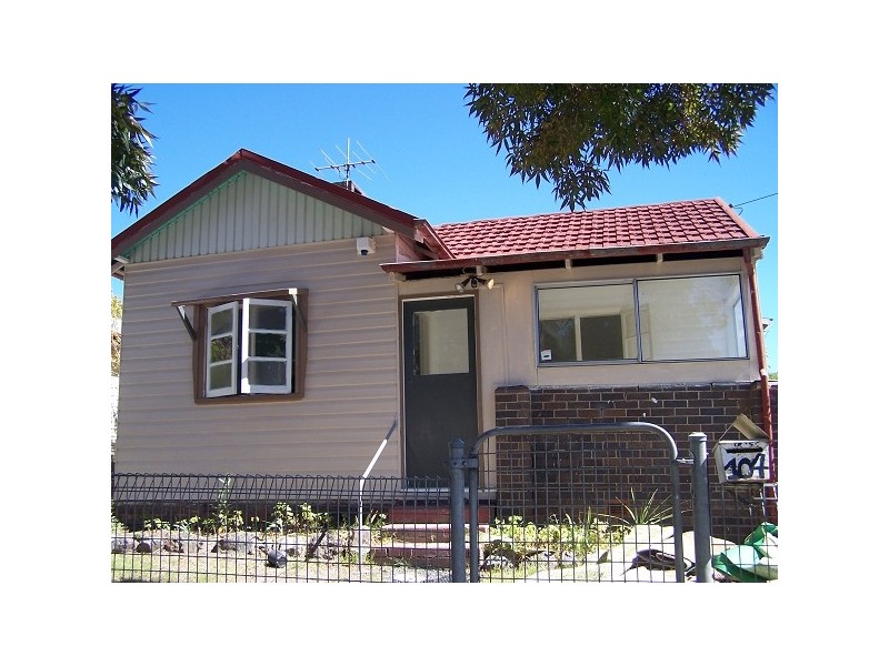 104 MARKHAM STREET, Armidale NSW 2350