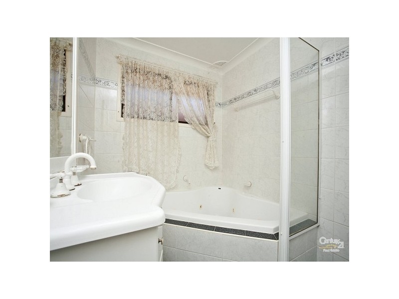 35 Parkhill Ave, Leumeah NSW 2560
