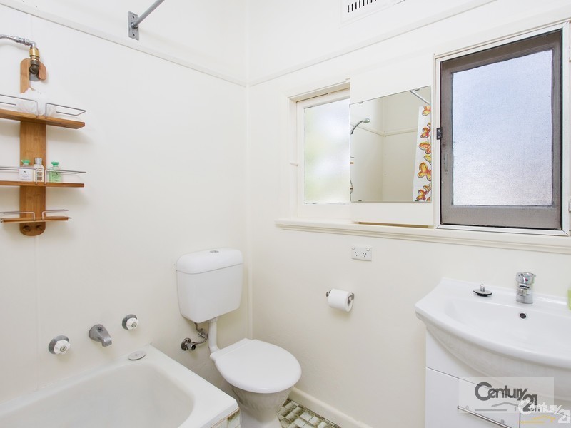 8 Moore st, West Gosford NSW 2250