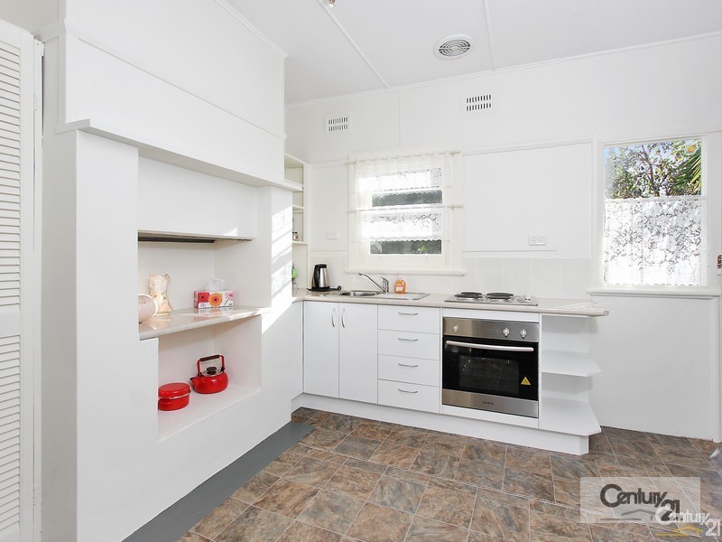 8 Moore st, West Gosford NSW 2250