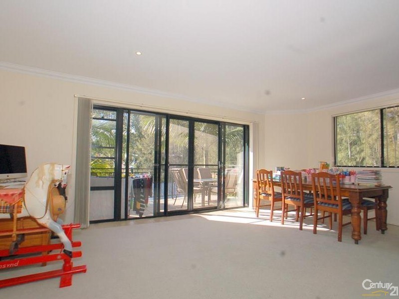 13/2 Adcock Avenue, West Gosford NSW 2250