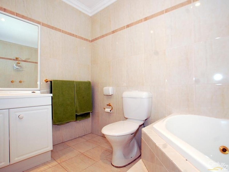 13/2 Adcock Avenue, West Gosford NSW 2250