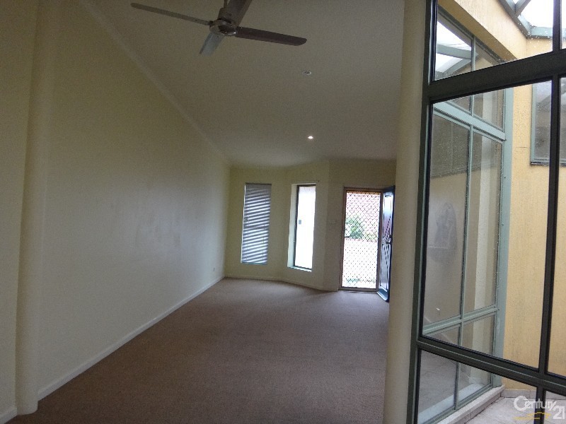 2/34 Decora Crescent, Warabrook NSW 2304