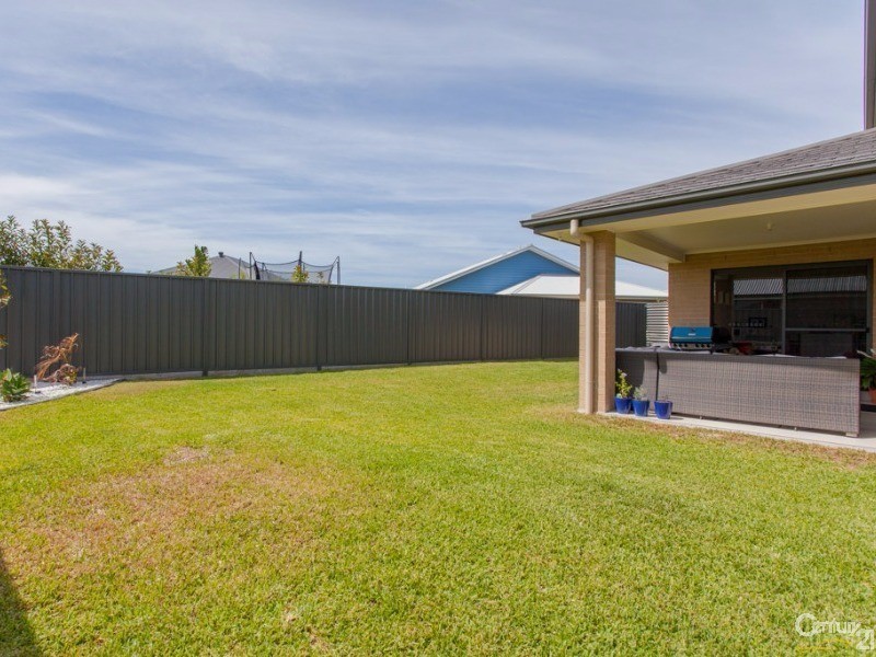 8 Providence Avenue, Fern Bay NSW 2295