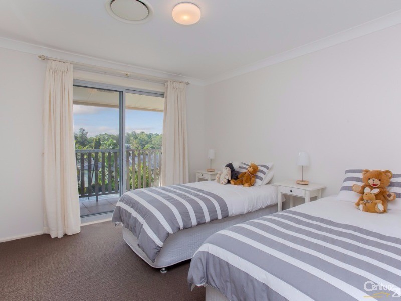 22 Ian Street, Eleebana NSW 2282