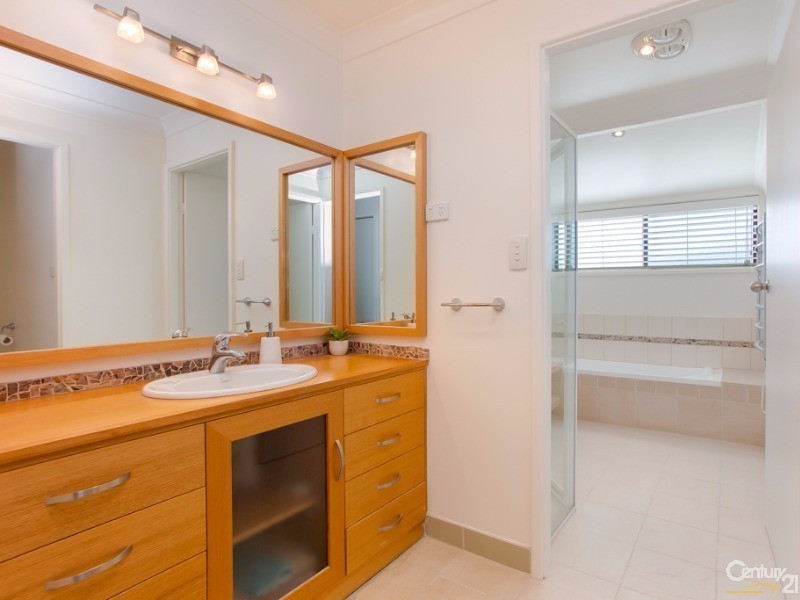 22 Ian Street, Eleebana NSW 2282