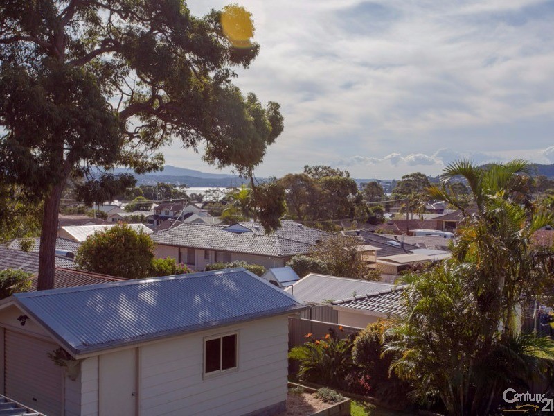 22 Ian Street, Eleebana NSW 2282