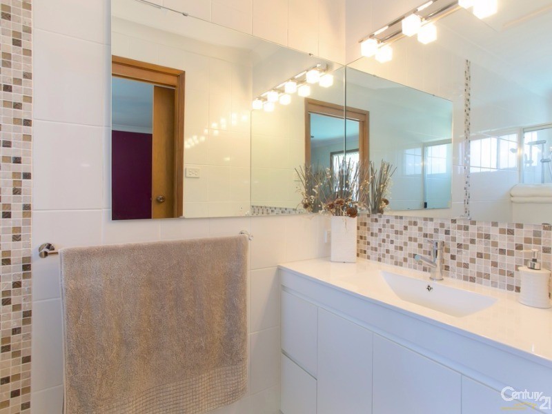 77 Ian Street, Eleebana NSW 2282