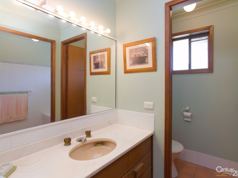 77 Ian Street, Eleebana NSW 2282