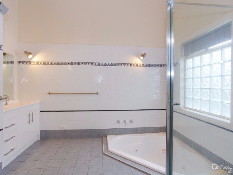 25 Robertson Road, Valentine NSW 2280