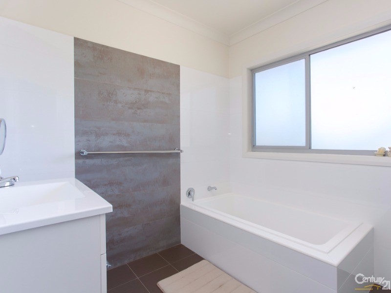 2/95 Rae Crescent, Kotara NSW 2289