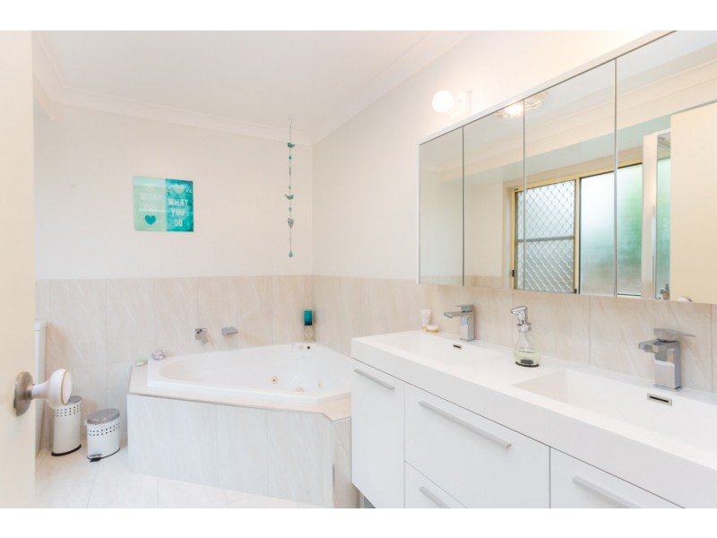 2 Alpha Close, Eleebana NSW 2282