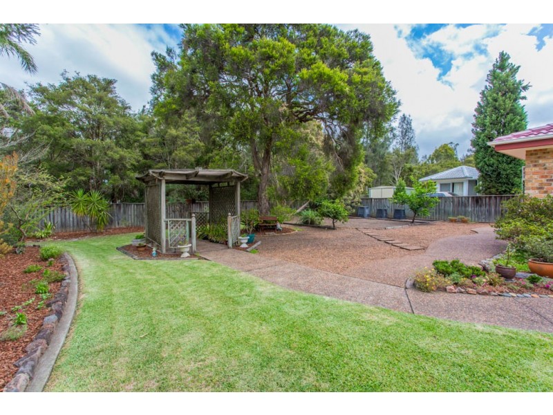 27 Derwent Crescent, Lakelands NSW 2282