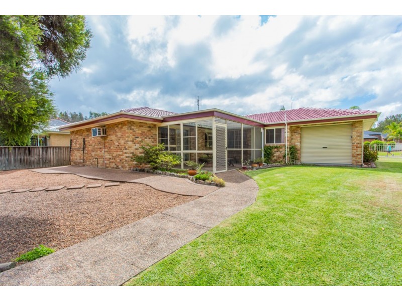 27 Derwent Crescent, Lakelands NSW 2282