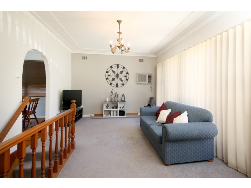 8 Clayton Crescent, Kotara NSW 2289