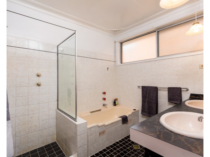 8 Crestwood Place, Warners Bay NSW 2282