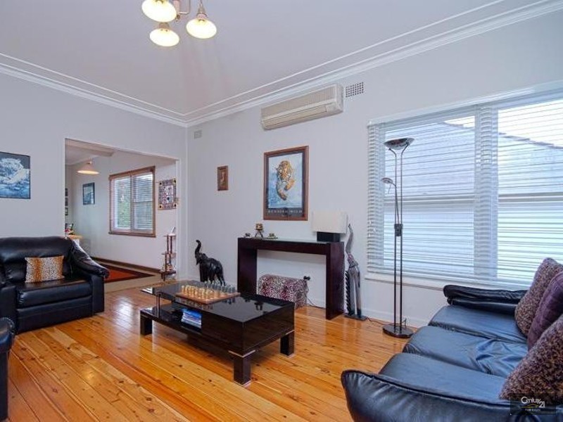 8 Kuranda Crescent, Kotara NSW 2289