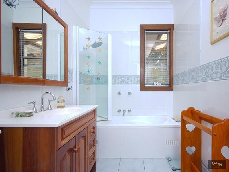 8 Kuranda Crescent, Kotara NSW 2289