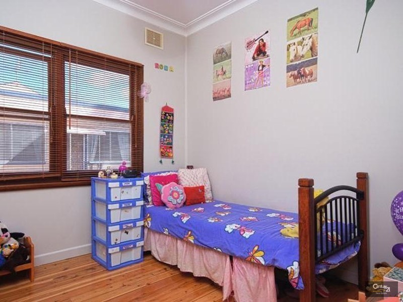 8 Kuranda Crescent, Kotara NSW 2289