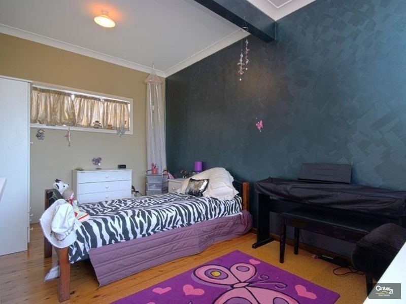 8 Kuranda Crescent, Kotara NSW 2289