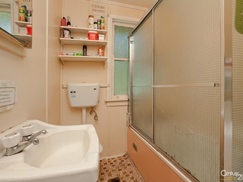 1 Pine Place, Gateshead NSW 2290