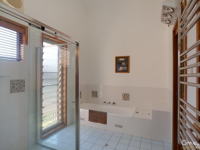 8 Robertson Road, Valentine NSW 2280