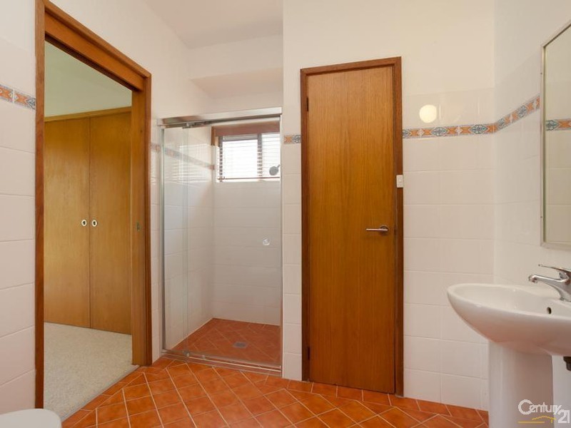 8 Robertson Road, Valentine NSW 2280