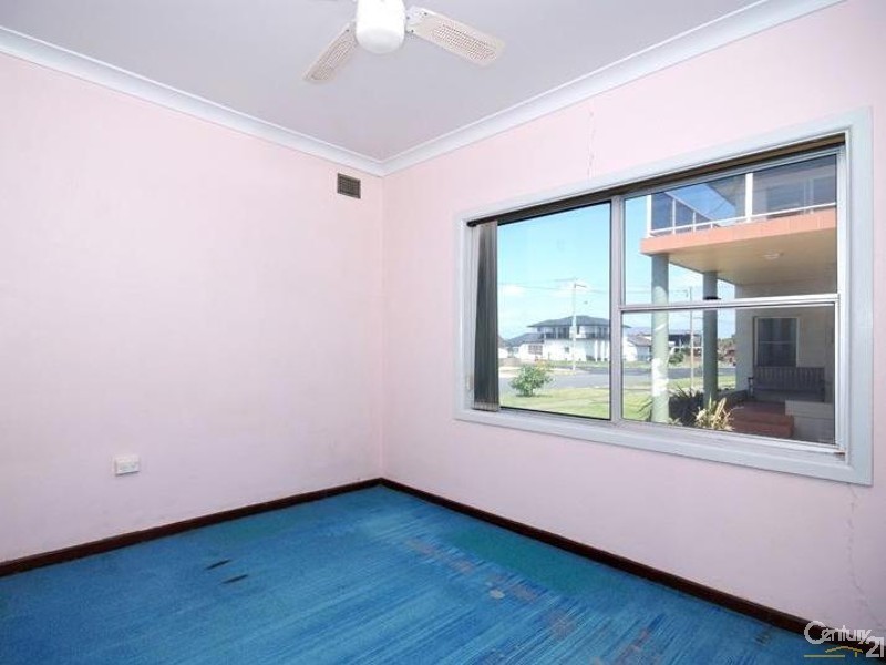 1 Barrie Crescent, Stockton NSW 2295