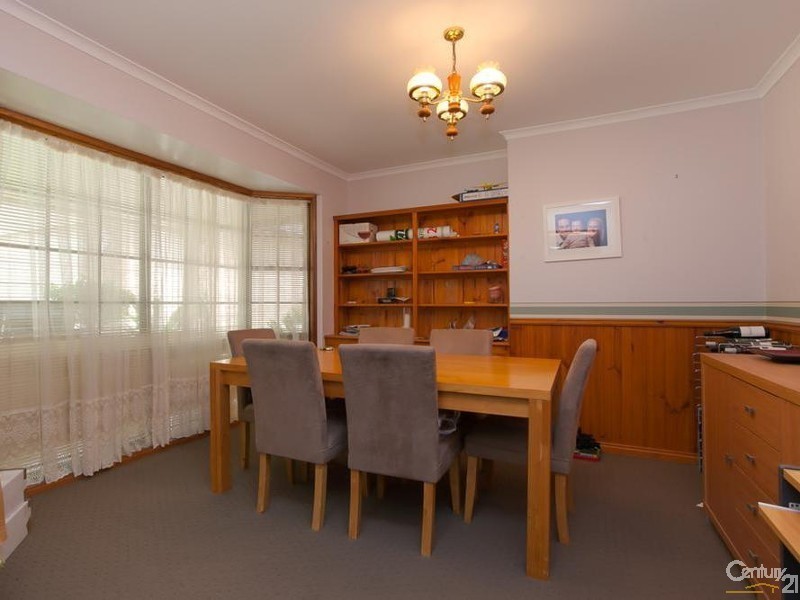 10 Lampeter Close, Mount Hutton NSW 2290
