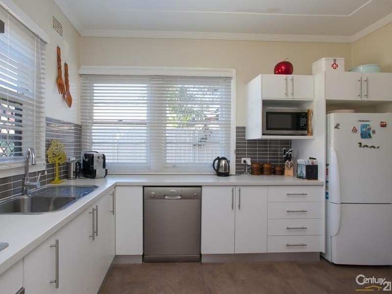 16 Coolamin Road, Waratah NSW 2298