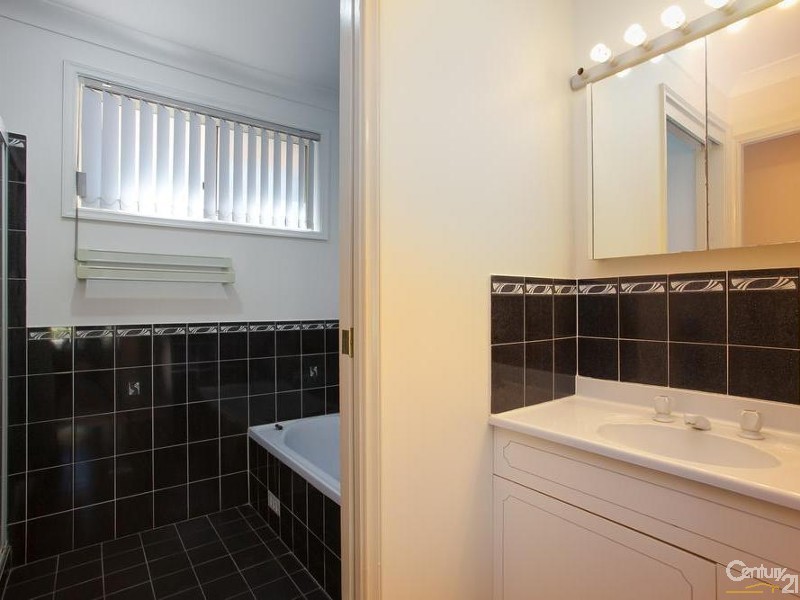 8 Columbia Close, Woodrising NSW 2284