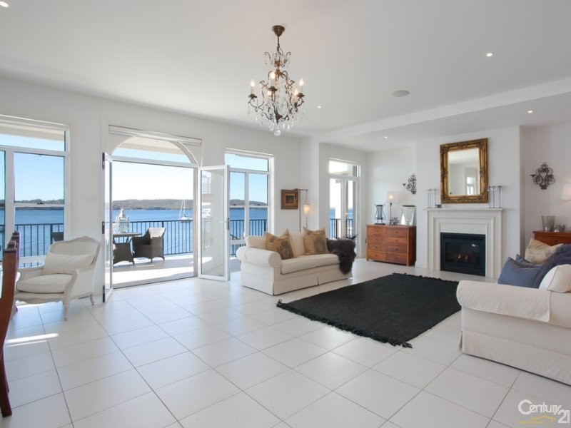 33 Excelsior Parade, Carey Bay NSW 2283