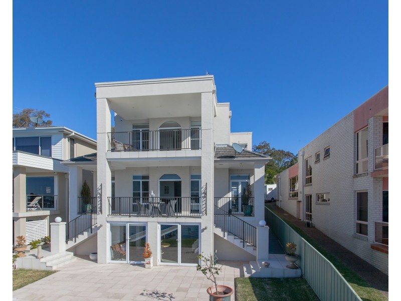 33 Excelsior Parade, Carey Bay NSW 2283