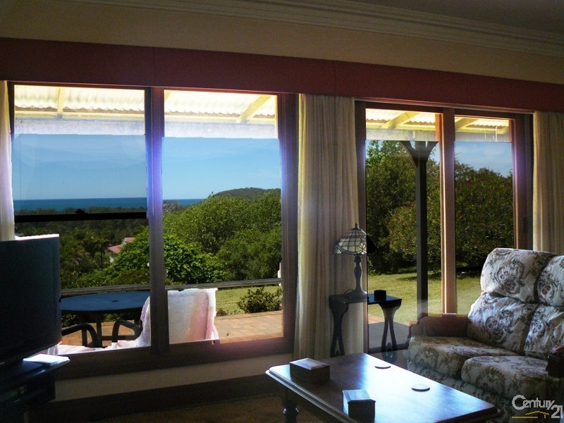 8 Silverdell Place, Surf Beach NSW 2536