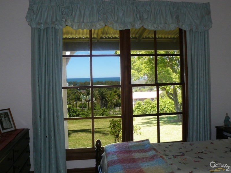8 Silverdell Place, Surf Beach NSW 2536