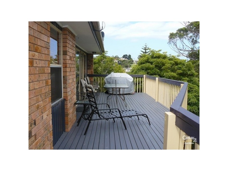 17 TALLAWANG AVENUE, Malua Bay NSW 2536