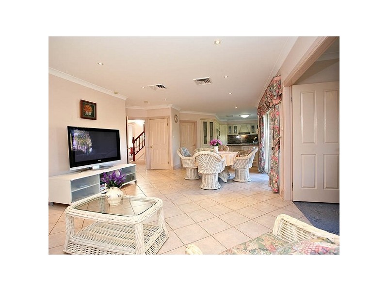 8 Shelly Cres, Beaumont Hills NSW 2155