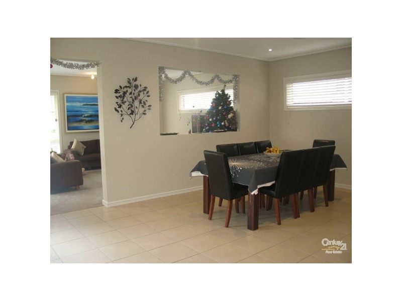 8 Chessington Tce, Beaumont Hills NSW 2155